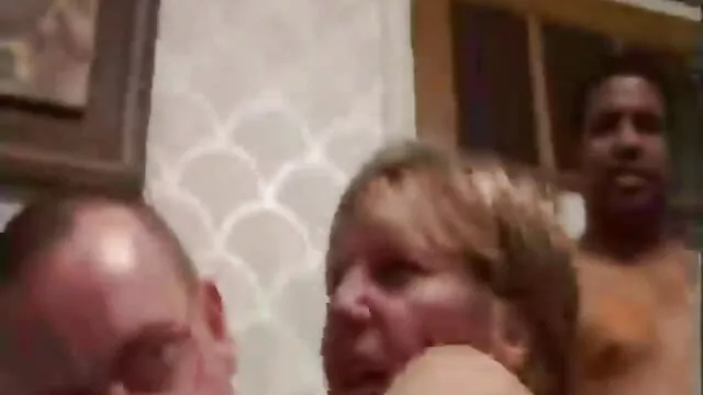 Hübscher Teaser KC verführt dich mit seinen reife fotzen pornos leckeren Füßen