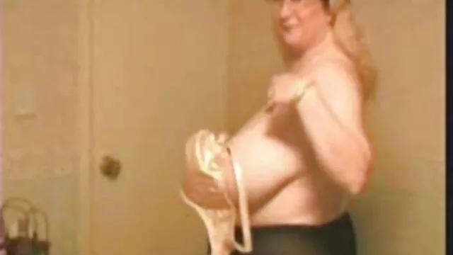 Sae saugen aus einem dude in der pornos von älteren frauen Männer-Toilette wie eine Hure